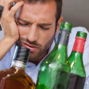 Лікарі наполягають на тому, щоб людина повністю відмовився від вживання алкогольних напоїв, якщо у нього болить голова навіть після незначної кількості випитого і на тлі цього має місце бути відчуття тиску на потилицю