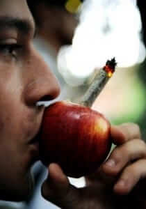 Куріння з Бонгом або піпсом може бути складним для тих, хто курить в перший раз у своєму житті і викличе плутанину і відчуття відсутності контролю