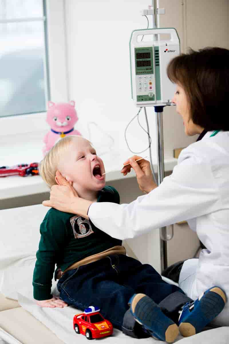 Дитяча клініка ЕМС проводить лікування ангіни як в амбулаторних умовах, так і в умовах   комфортабельного стаціонару