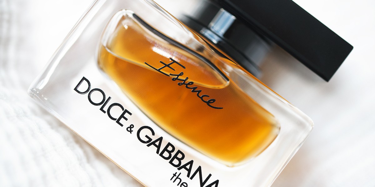 Сьогодні, бачачи новий аромат Dolce & Gabbana The One Essence складається відчуття, що це заключна глава сімейства The One, прекрасна, яскрава і життєлюбна, але при цьому все така ж важка, елегантна і сильна