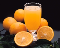 Саме мудрі китайці першими придумали, як зробити сік з апельсина, а європейці познайомилися з цим напоєм тільки в XV столітті