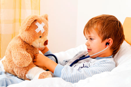 Особливо часто застудами страждають зовсім маленькі діти, тому батьки повинні знати, як боротися з цією напастю