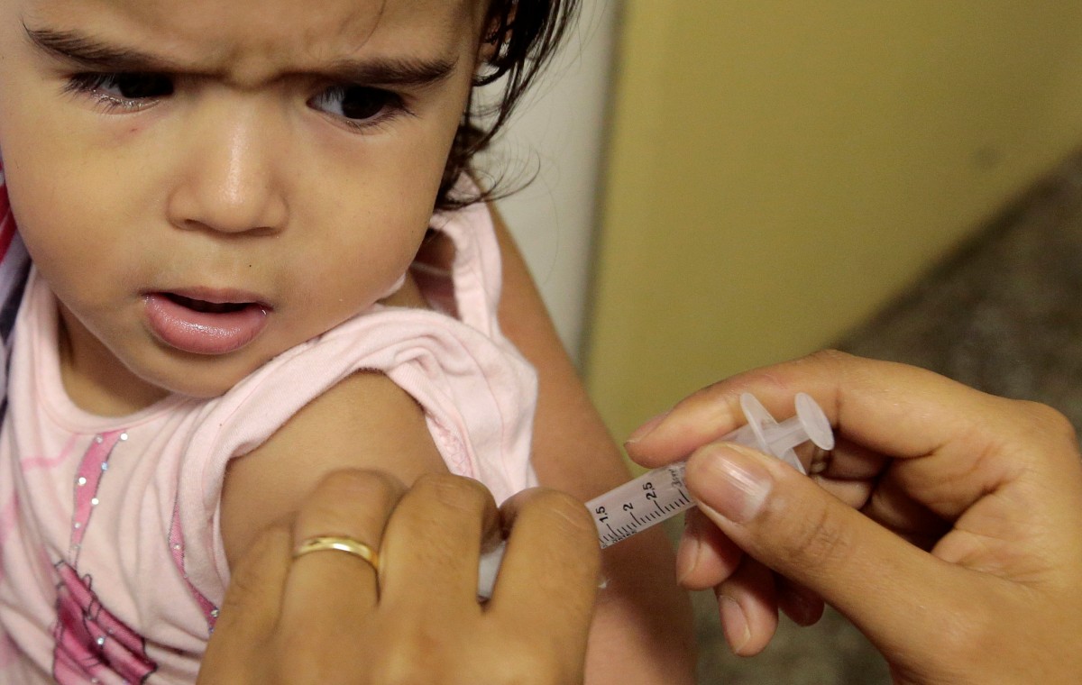 Уже провакциновано 73% дітей, які свого часу пропустили першу дозу вакцини   У лютому очікується поставка нової партії доз вакцини в Україні / REUTERS   Попит на вакцини від кору, паротиту та краснухи в Україні зростає, в цьому місяці Дитячий фонд ООН (ЮНІСЕФ) в Україні доставить ще 220 тисяч доз вакцини