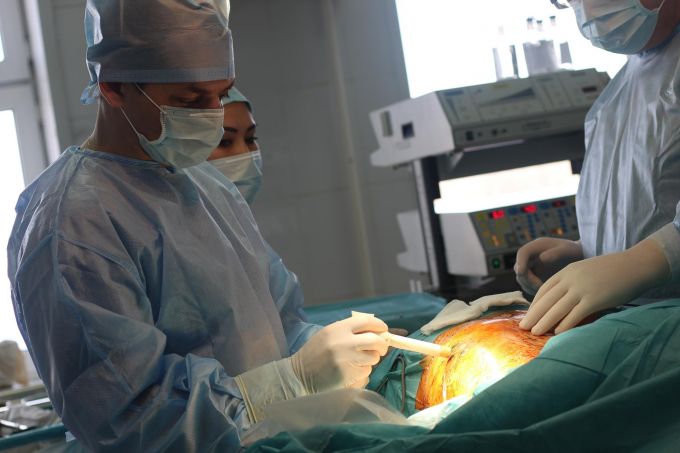 Втім, відмінність цієї операції від всіх попередніх дивує навіть безтурботних хірургів: вперше пацієнтці збережуть весь орган