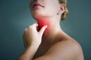 Слизова гортані пересушується і набрякає, якщо людина страждає тонзилітом або бронхітом, впливає ангіна, і навіть звичайна застуда