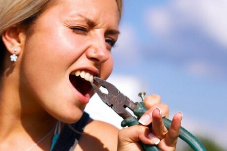 Через використання відбілюючих зубних паст і вживання кислото-містять продуктів виникає підвищена чутливість зубів