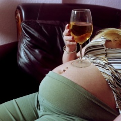 Ні для кого не секрет, що приймаючи спиртні напої під час вагітності, мама сильно ризикує здоров'ям свого, ще не народженого, дитини