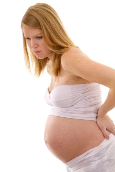 Болі в попереку при вагітності і в спині з'являються у багатьох жінок найчастіше на великих термінах