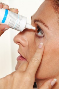 Запалення слизової оболонки ока може бути викликано різними причинами і в залежності від цього буде запропоновано лікування
