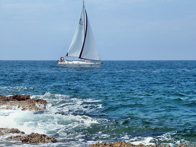 У Хорватії можна взяти в оренду вітрильні і моторні яхти без команди - bareboat charter (якщо Ви маєте міжнародну ліцензію на управління судном), а також зі шкіпером (skippered charter) або з професійною командою в повному складі (crewed charter) - щоб забезпечити собі безтурботний відпочинок на яхті