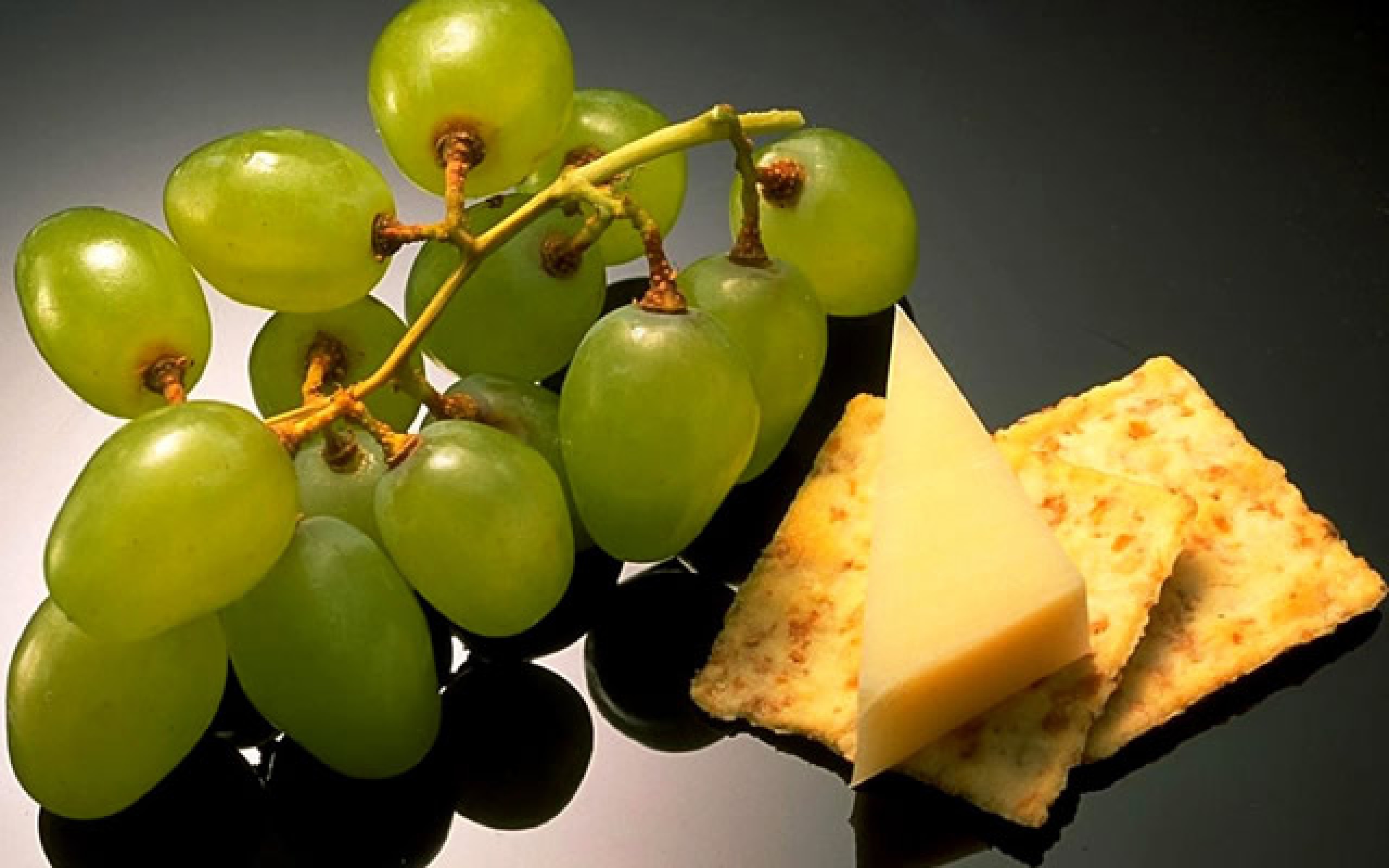 Досить часто виноград вживають перед прийомом основної їжі, так як завдяки високому вмісту фруктової кислоти апетит людини посилюється