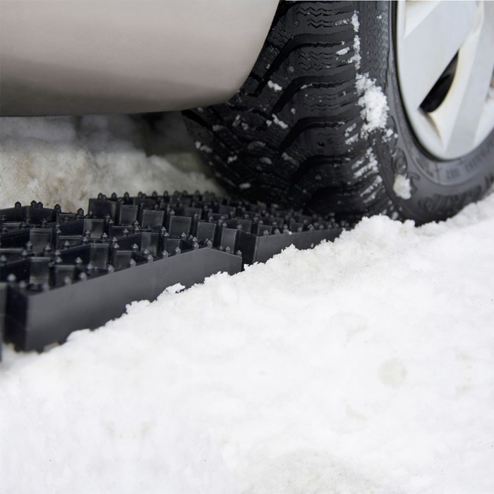 Траки підкладаються під забуксувала колеса автомобіля і з їх допомогою автомобіль виїжджає з бруду або снігового замету
