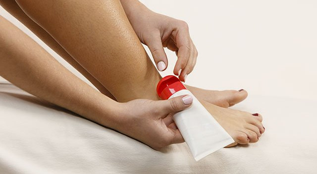 Препарати зовнішнього застосування гарні ще й тим, що при їх нанесенні здійснюється легкий масаж ніг, що також важливо для профілактики спадкового варикозу