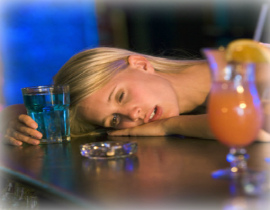 Після прийняття алкоголю, в залежності від його кількості, у людини спостерігаються різні симптоми: від підняття настрою до   неадекватного стану