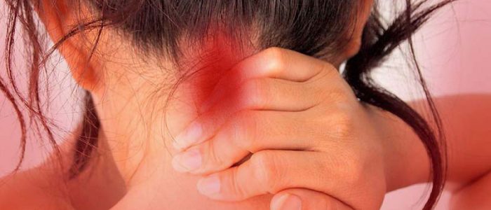 Якщо часто болить шия і потилицю, а обертання головою супроводжується хрускотом, це свідчить про дегенеративно-деструктивних змінах шийного відділу хребта - остеохондроз