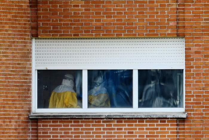 На даний момент в карантині разом з Марією Рамос містяться її чоловік, а також близько 15 осіб, що вступали в контакт з медсестрою або людьми з її оточення   Медичні працівники в захисних костюмах в будівлі мадридського госпіталю Карлоса III, де міститься на карантині хвора Ебола медсестра