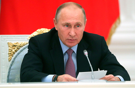 Раніше ЗМІ припустили, що на Всеросійському форумі добровольців президент оголосить про рішення щодо участі в президентських виборах   Президент Росії Володимир Путін