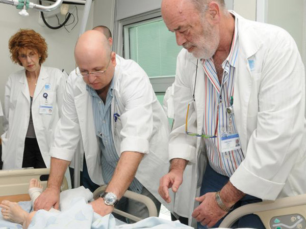Під час госпіталізації в   відділенні ортопедії   лікарні Іхілов пацієнта заохочують встати на ноги, напружуючи щиколотки